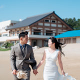 福津の海岸でウェディングフォト撮影の様子