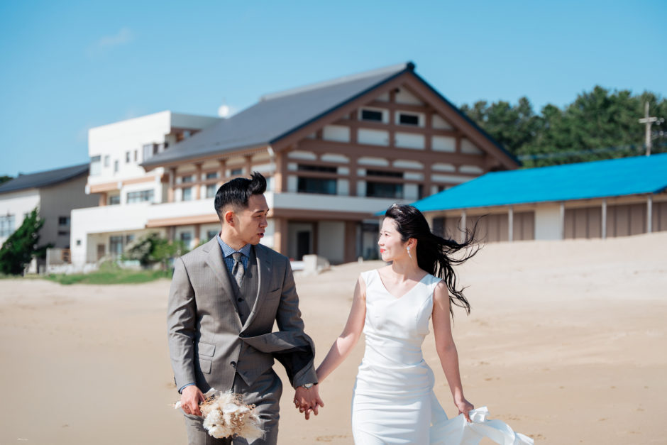 福津の海岸でウェディングフォト撮影の様子