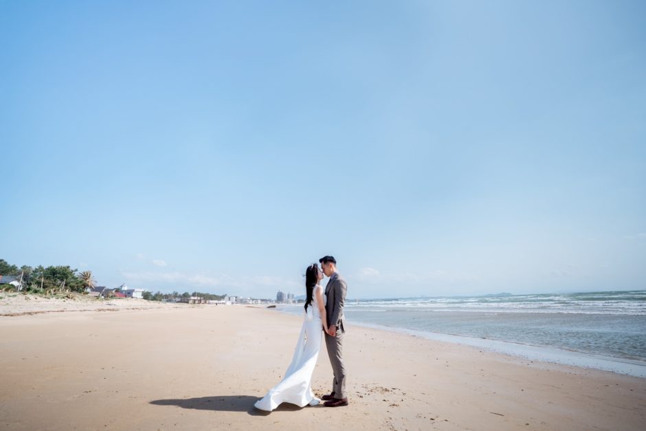 福津の海岸でロケーション前撮り撮影をする様子