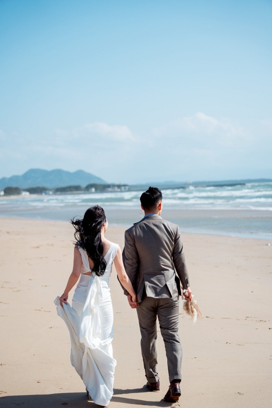 海で撮影したロケーションフォトウェディング