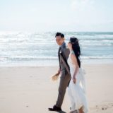 福津の海岸で撮るウェディングフォトの様子