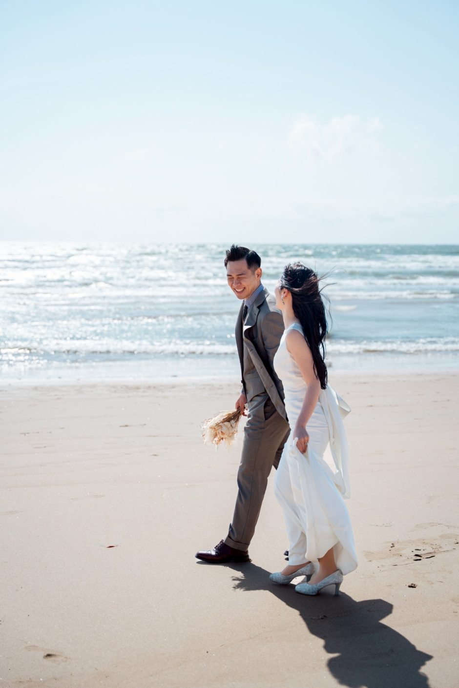 福津の海岸で撮るウェディングフォトの様子