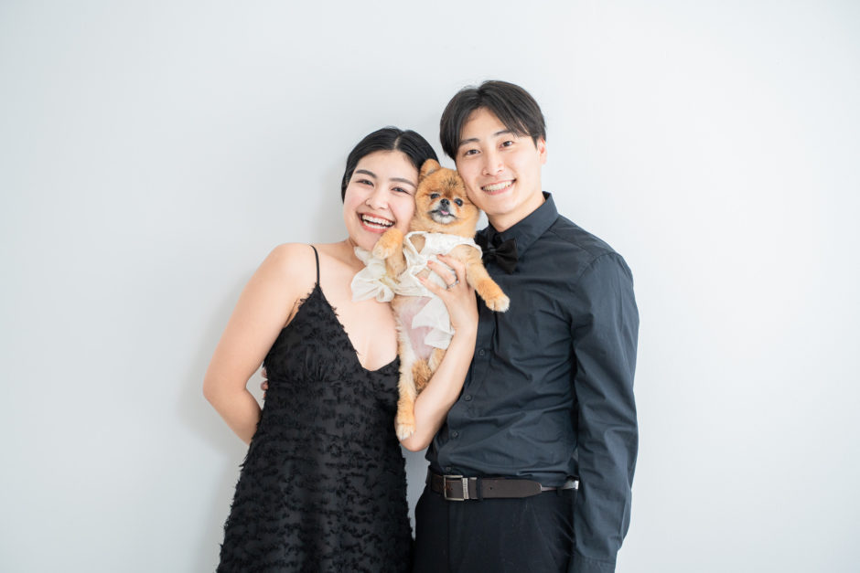 スタジオで愛犬と一緒にウェディングフォト