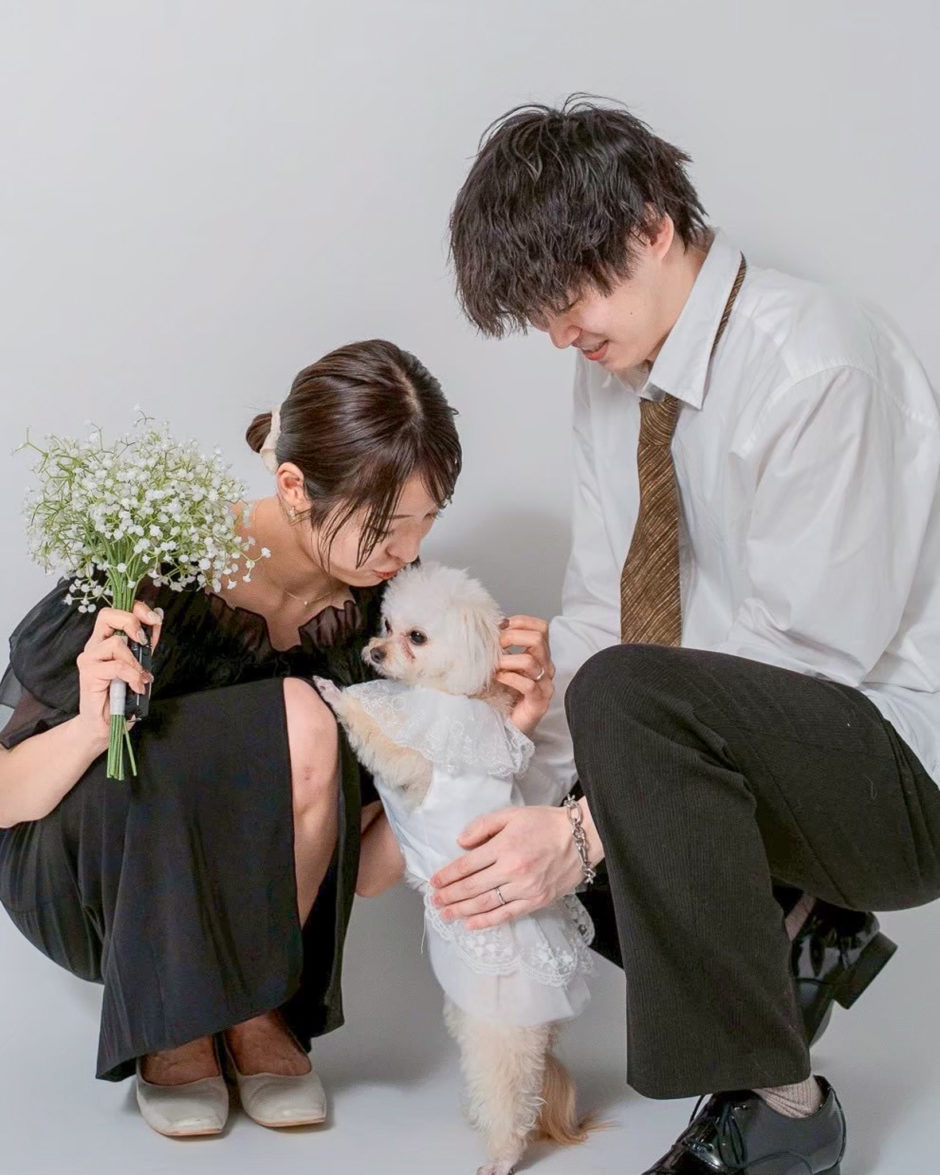 INAI WEDDING で撮影された愛犬と一緒のセルフウェディングフォト
