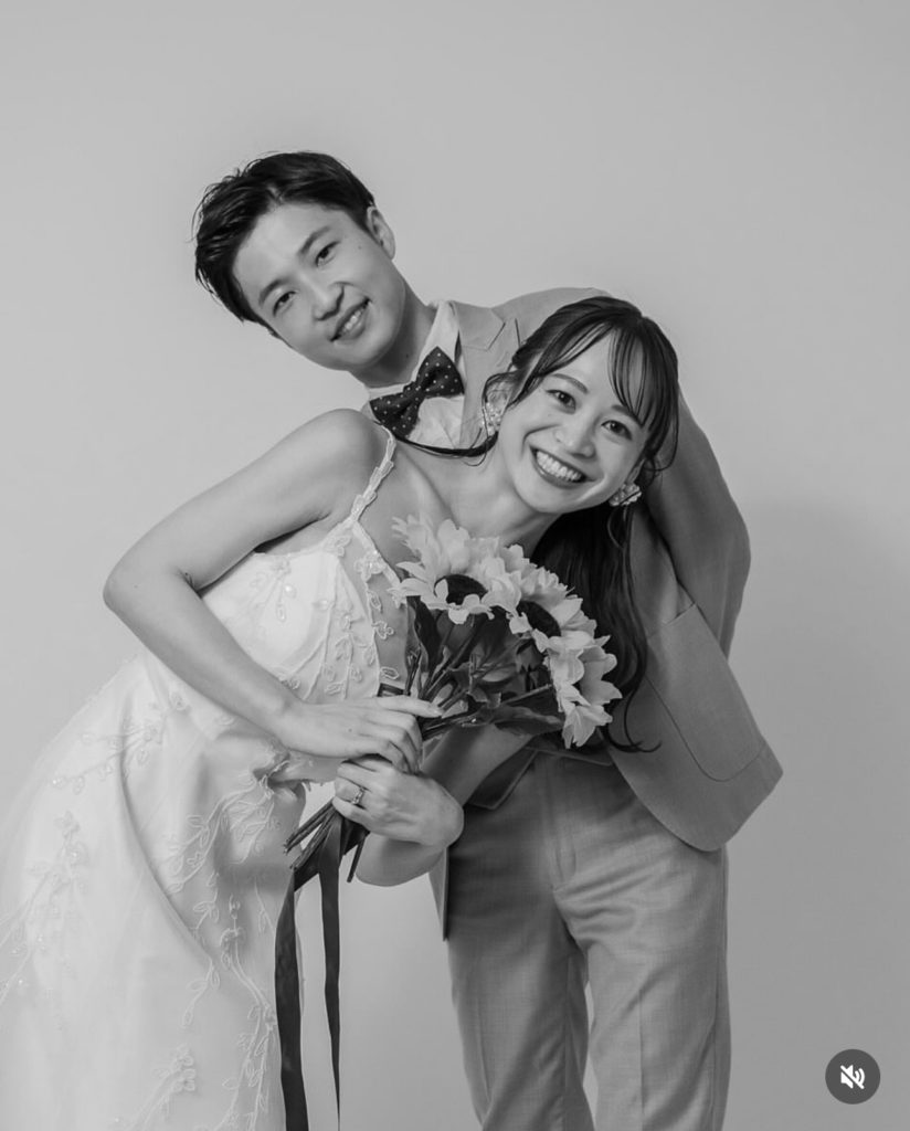 セルフ写真館でウェディングドレスとタキシードを着用して撮影した記念写真