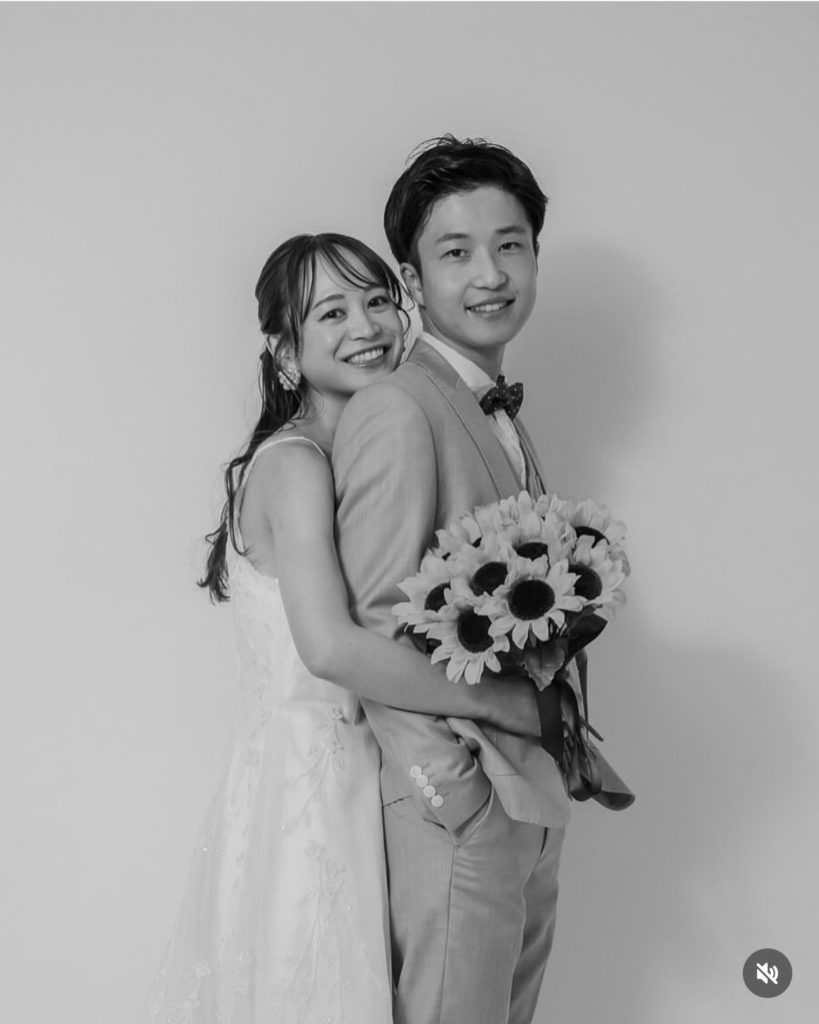 セルフ写真館でウェディングドレスとタキシードを着用して撮影した記念写真