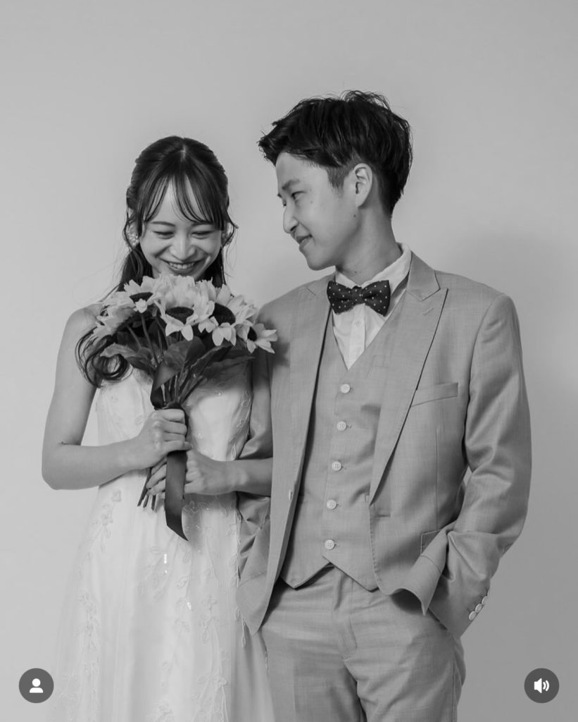 セルフ写真館でウェディングドレスとタキシードを着用して撮影した記念写真