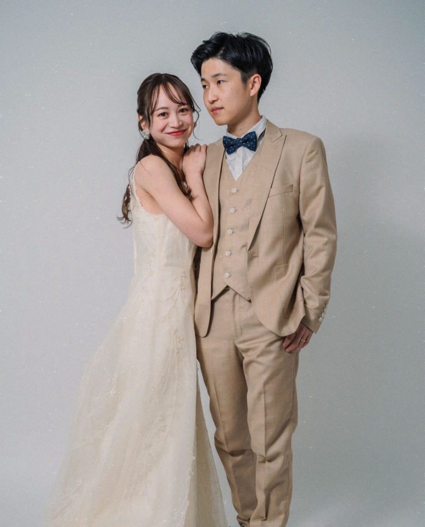セルフ写真館でウェディングドレスとタキシードを着用して撮影した記念写真