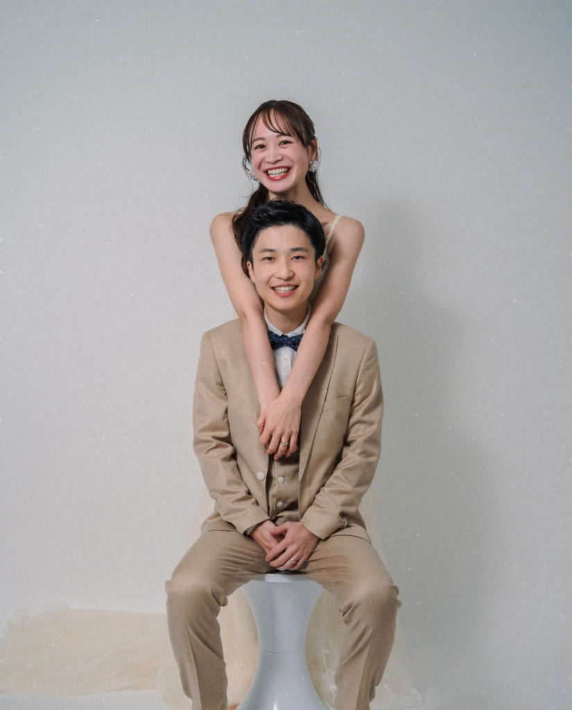 セルフ写真館でウェディングドレスとタキシードを着用して撮影した記念写真