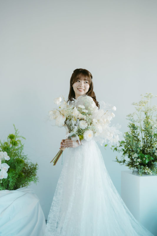 INAI WEDDING名古屋店でのセルフウェディングフォト。白のウェディングドレスを着た新婦の全身写真。