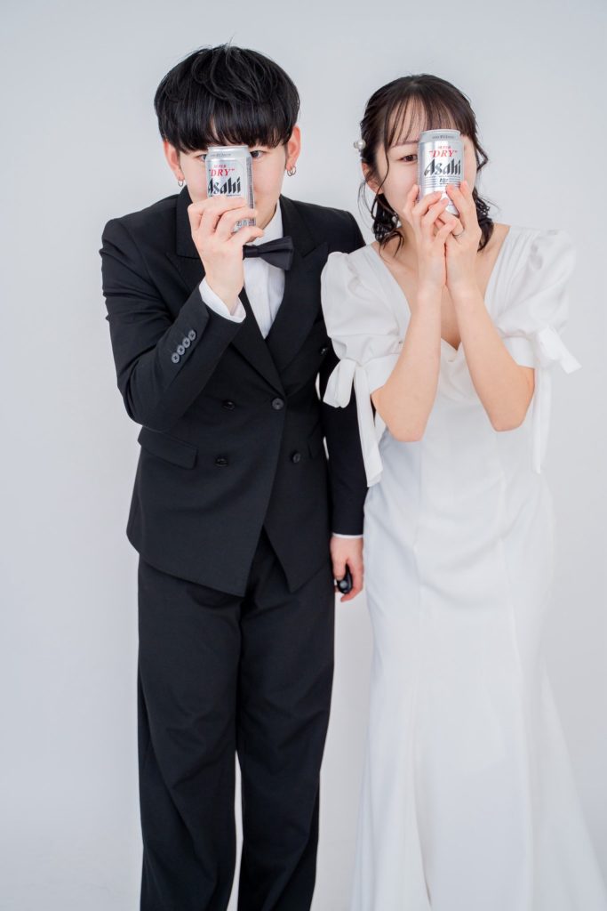 入籍フォトビールで顔隠しショット