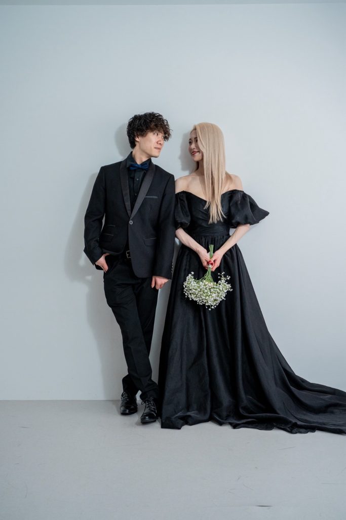 入籍フォトブラックコーデ