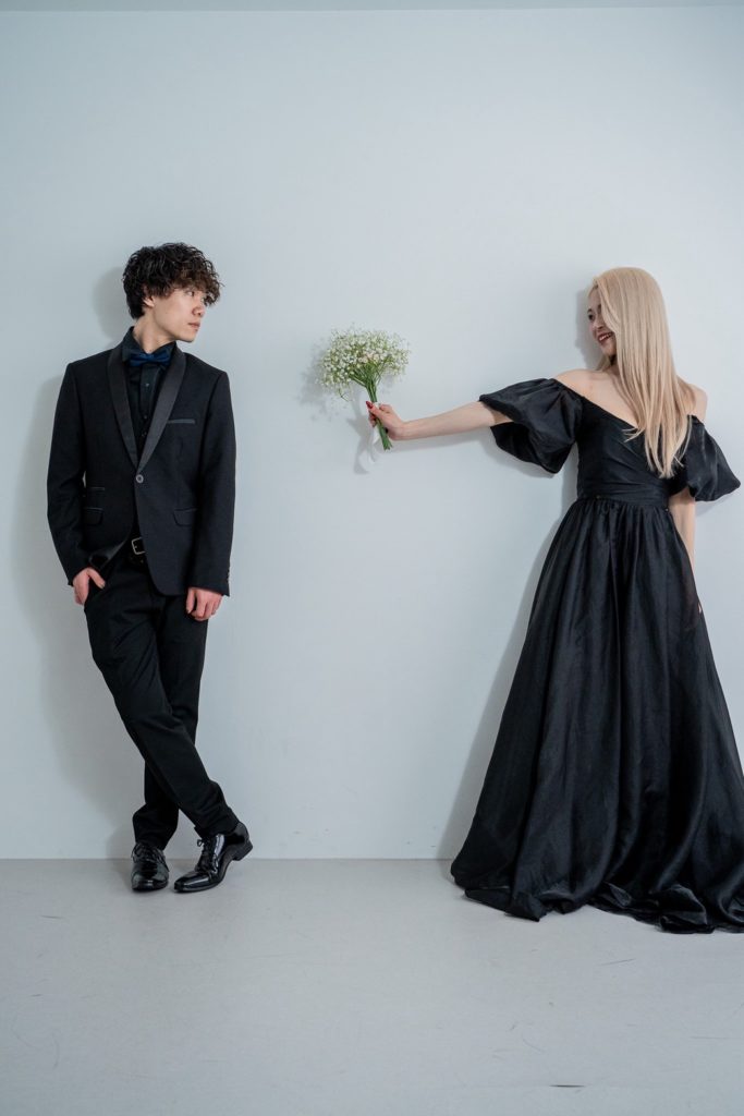 入籍フォトブラックコーデ