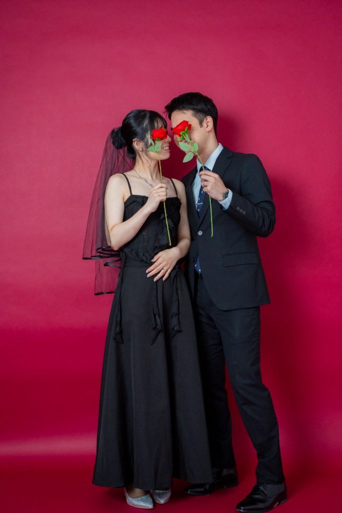 入籍フォトバラで顔隠しショット