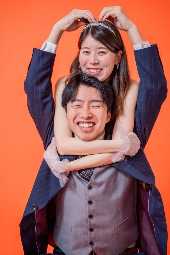 入籍フォトバックハグショット