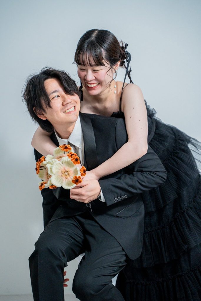 入籍フォトバックハグショット