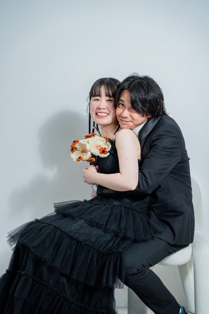 入籍フォトバックハグショット