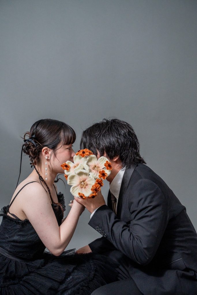 入籍フォトブーケ顔隠しショット