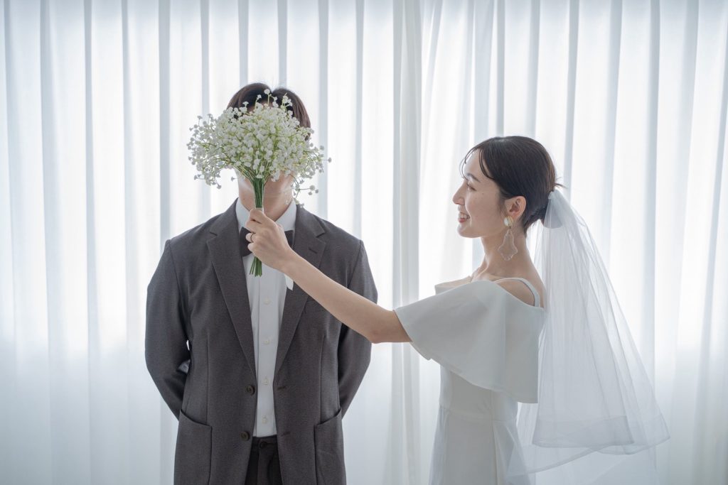 入籍フォトブーケ新郎顔隠しショット