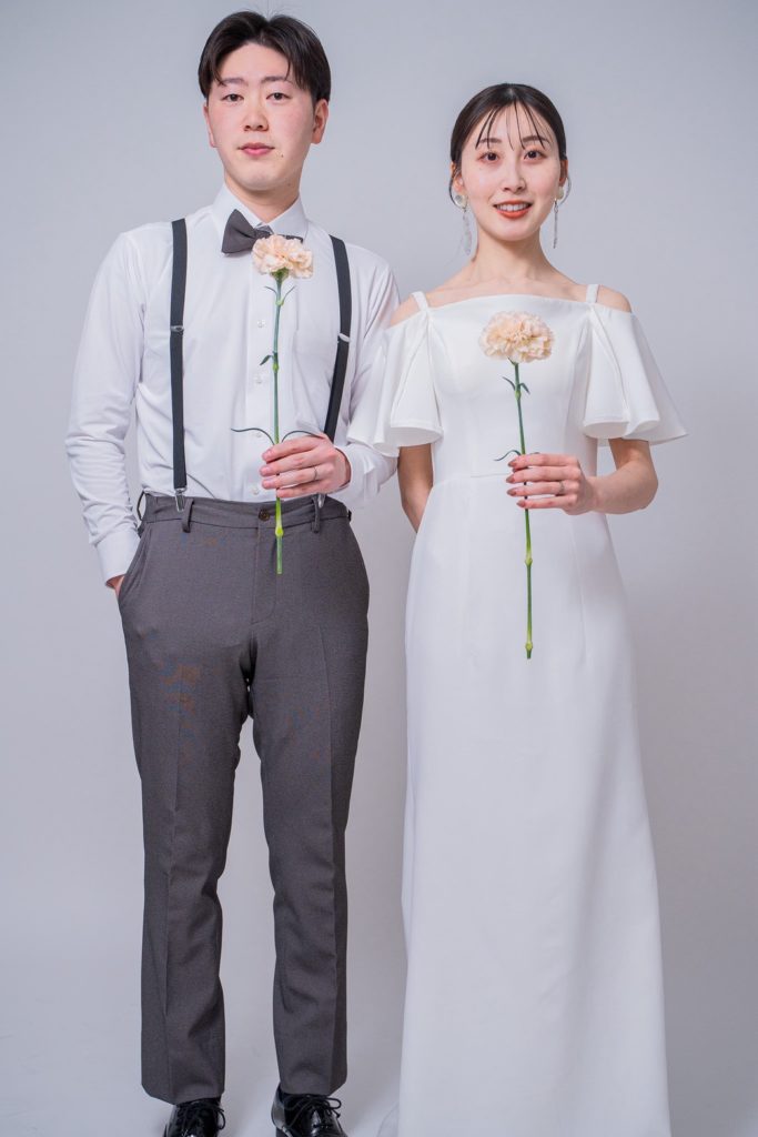 入籍フォトお花一輪ショット