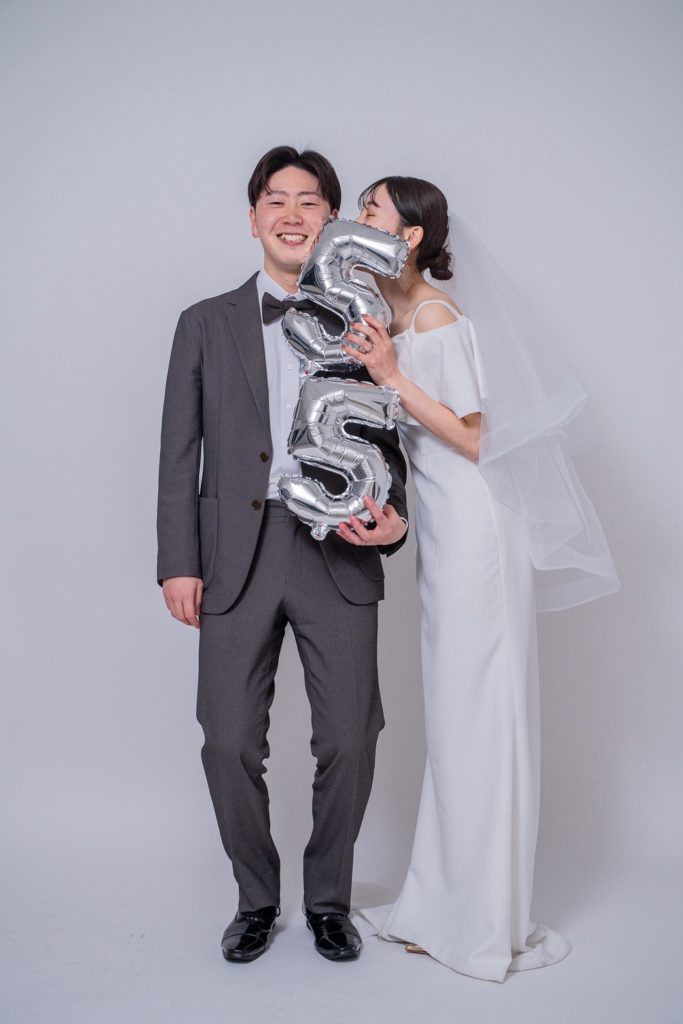入籍フォトバルーンキスショット