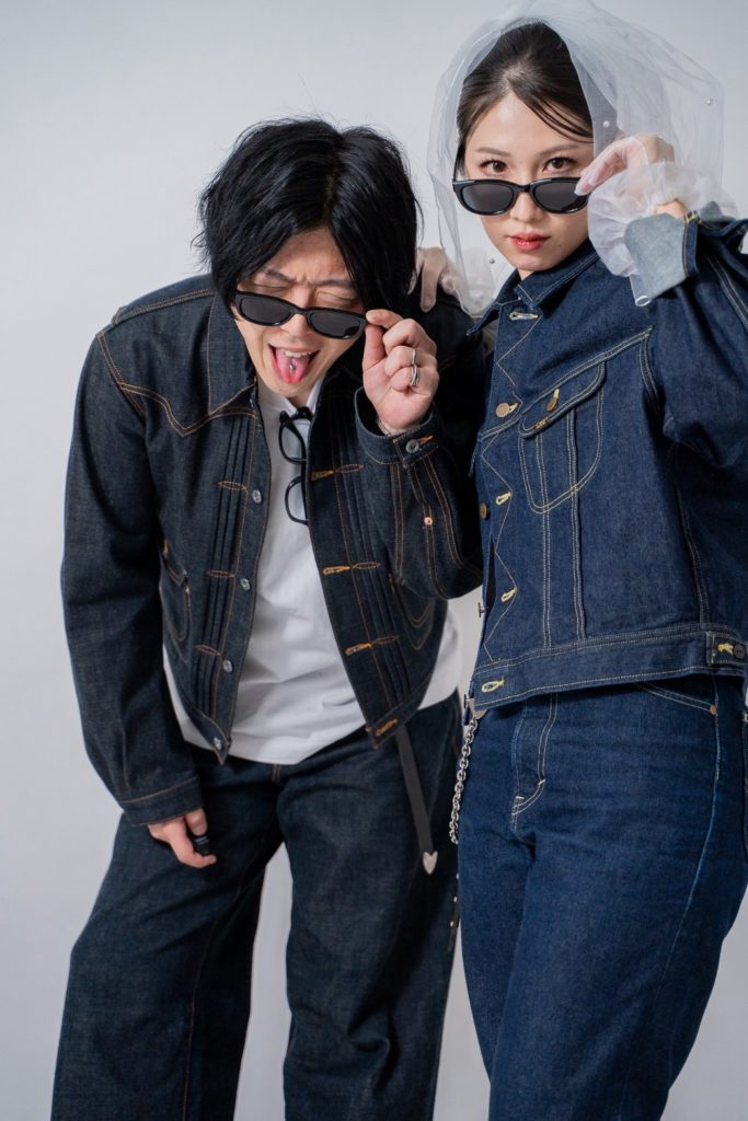 入籍フォト ジーンズコーデ サングラス