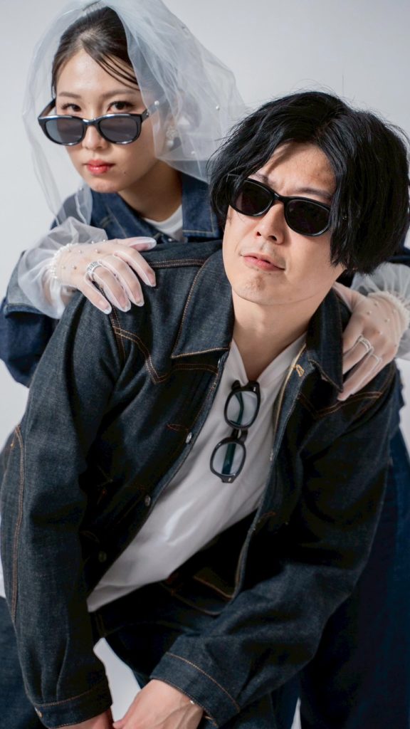 入籍フォト ジーンズコーデ サングラス