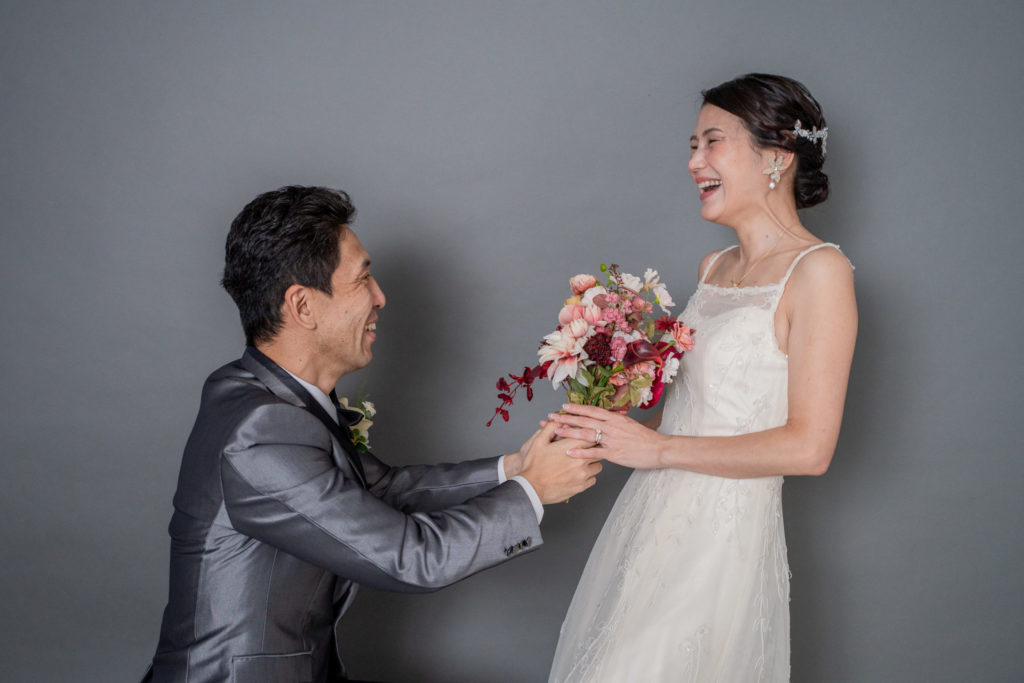 結婚記念日フォトで撮影されたブーケ贈呈カット