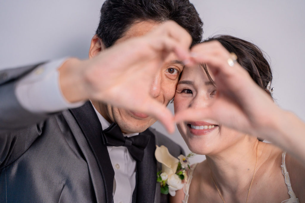 結婚記念日フォトでハートマークポーズ